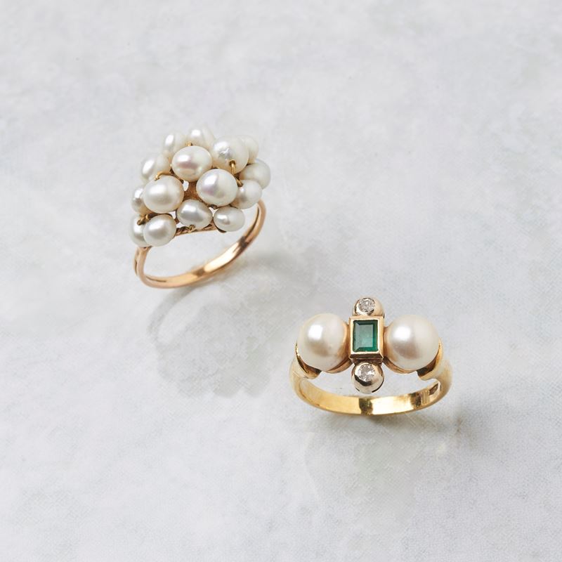 ANELLO IN ORO GIALLO 18KT, DIAMANTI, SMERALDO E PERLE