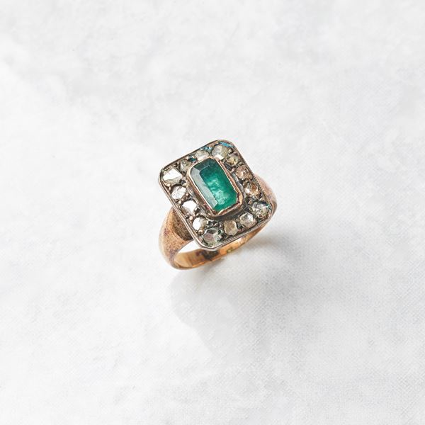  ANELLO IN ORO GIALLO 18KT, ARGENTO, DIAMANTI E SMERALDO