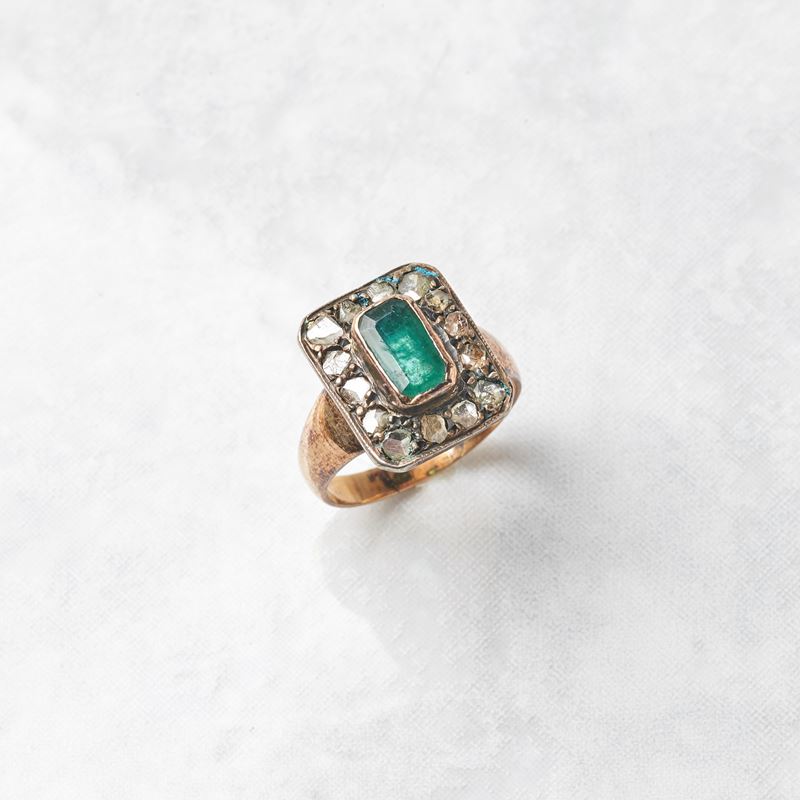 ANELLO IN ORO GIALLO 18KT, ARGENTO, DIAMANTI E SMERALDO