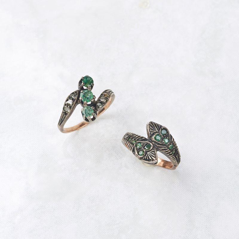ANELLO CONTRARIE&rsquo; IN ORO A BASSO TITOLO, ARGENTO E SMERALDI