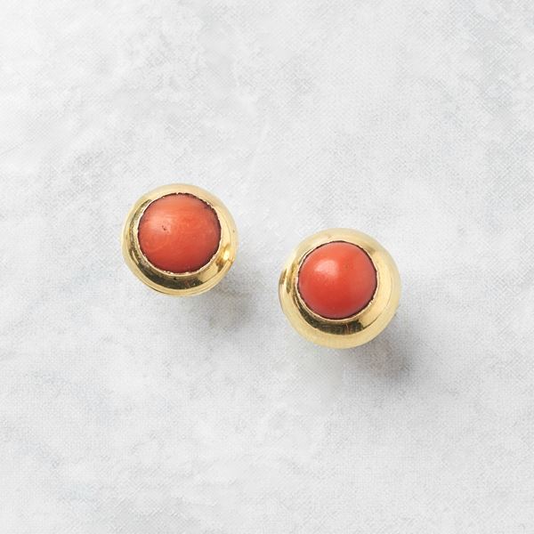 



PAIO DI ORECCHINI IN ORO GIALLO 18KT E CORALLO