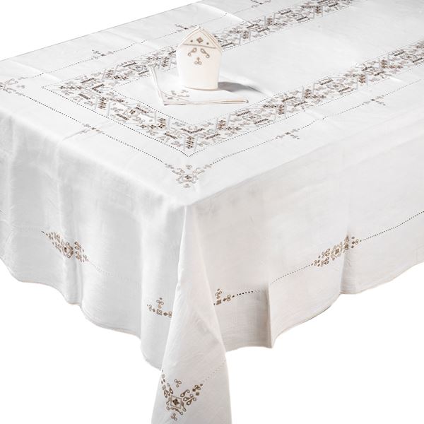 



Tovaglia con dodici tovaglioli  - Asta Eleganza a tavola: porcellane, argenti e complementi da arredo - Poggio Bracciolini Casa d'Aste