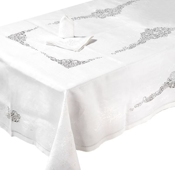 



Tovaglia e sedici tovaglioli  - Asta Eleganza a tavola: porcellane, argenti e complementi da arredo - Poggio Bracciolini Casa d'Aste