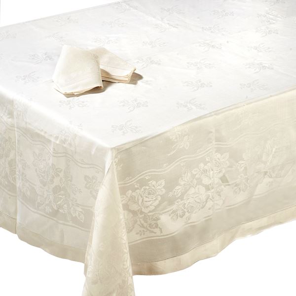 



Tovaglia con dodici tovaglioli  - Asta Eleganza a tavola: porcellane, argenti e complementi da arredo - Poggio Bracciolini Casa d'Aste