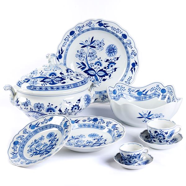 



Servito di piatti, Germania, sec. XX  - Asta Eleganza a tavola: porcellane, argenti e complementi da arredo - Poggio Bracciolini Casa d'Aste