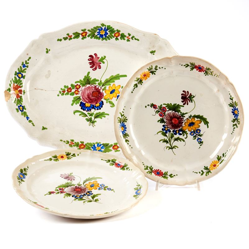 Tre vassoi, dodici piatti e un piattino, sec. XIX