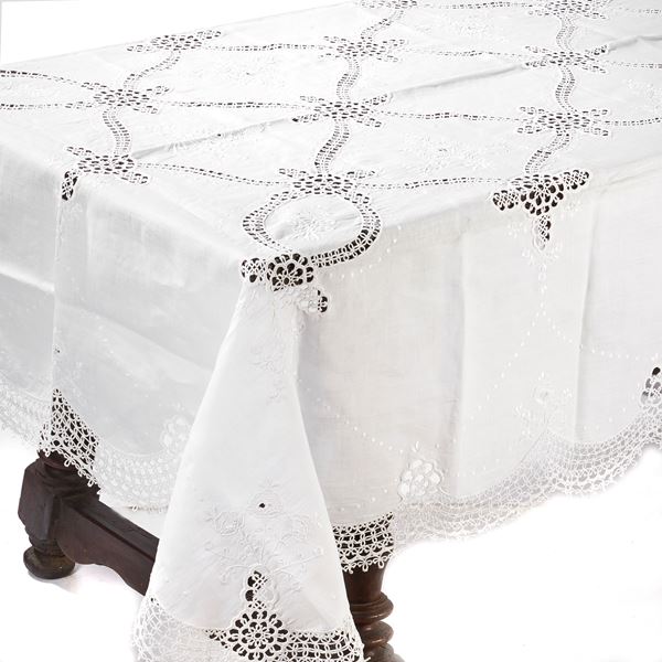 



Tovaglia   - Asta Eleganza a tavola: porcellane, argenti e complementi da arredo - Poggio Bracciolini Casa d'Aste