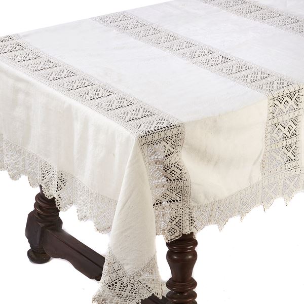 



Tovaglia  - Asta Eleganza a tavola: porcellane, argenti e complementi da arredo - Poggio Bracciolini Casa d'Aste