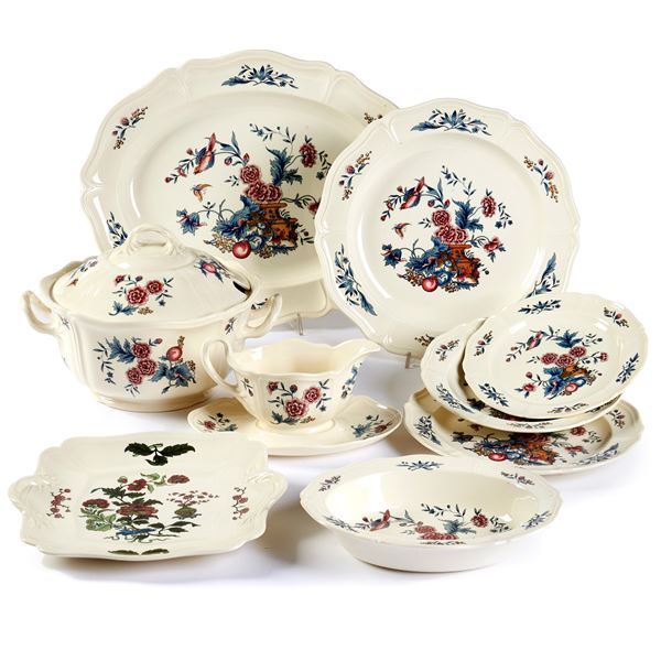 



Servito piatti, manifattura Wedgwood, sec. XX  - Asta Eleganza a tavola: porcellane, argenti e complementi da arredo - Poggio Bracciolini Casa d'Aste
