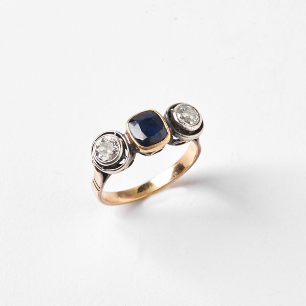 



ANELLO IN ORO GIALLO 18KT, ARGENTO, DIAMANTI E ZAFFIRO