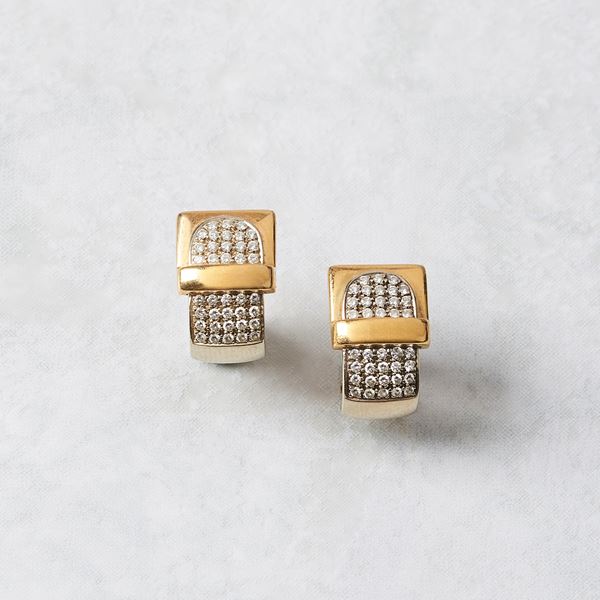 



PAIO DI ORECCHINI IN ORO GIALLO 18KT E DIAMANTI