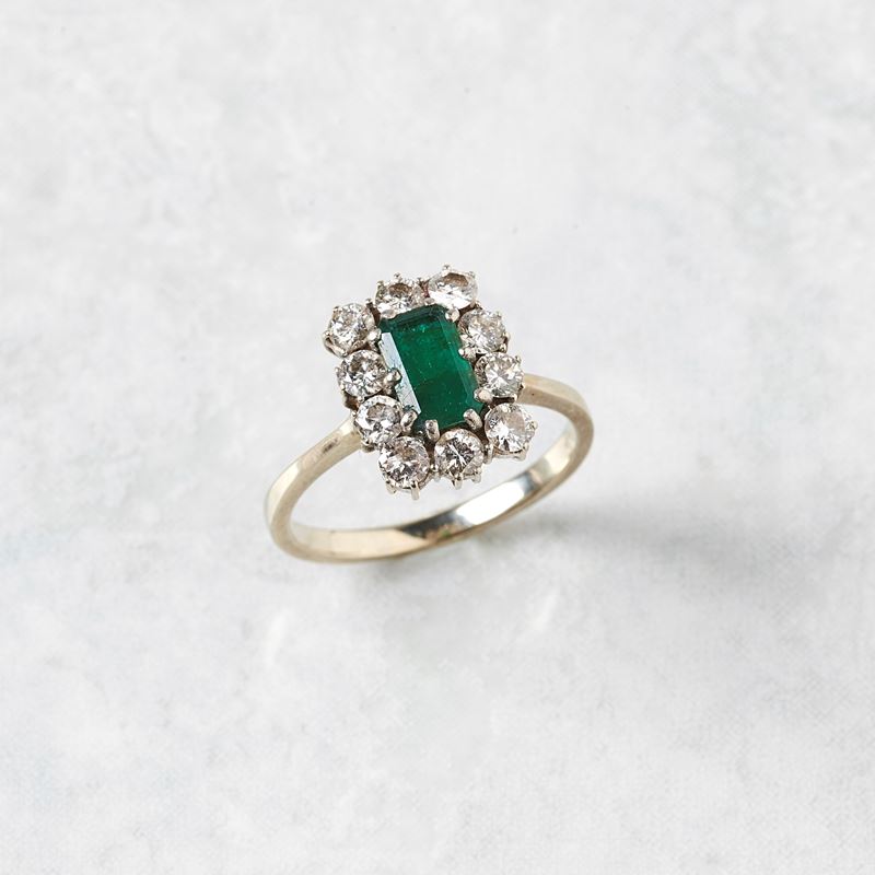 ANELLO MARGHERITA, IN ORO BIANCO, SMERALDO E DIAMANTI