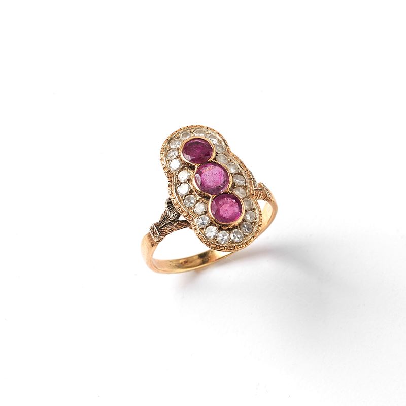 ANELLO IN ORO GIALLO 18KT, DIAMANTI E RUBINI