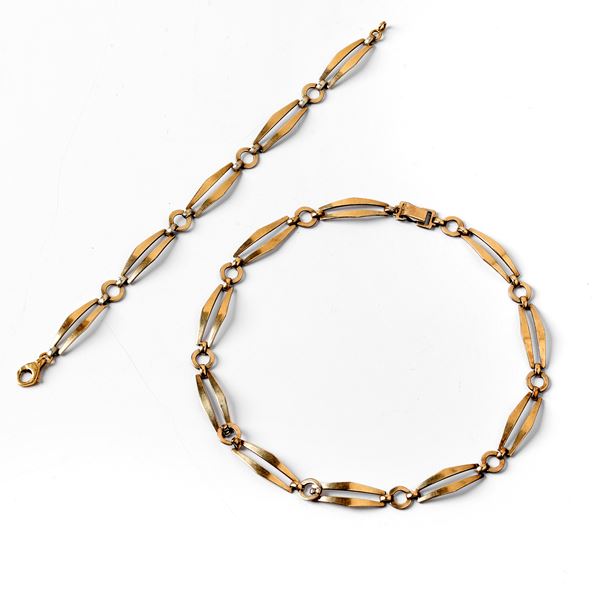



COLLANA E BRACCIALE PLACCATO ORO 9KT LA PARTE SUPERIORE, LA PARTE INFERIORE IN METALLO ARGENTATO 