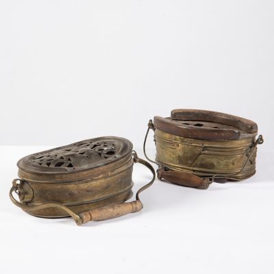 Due scaldini, ottone, XIX secolo