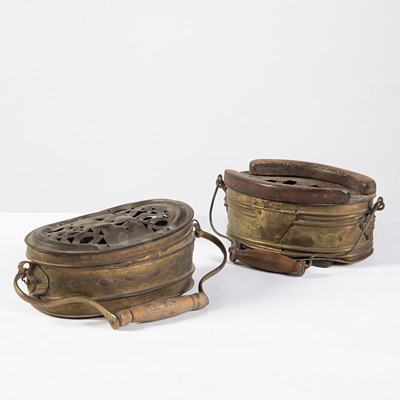 Due scaldini, ottone, XIX secolo