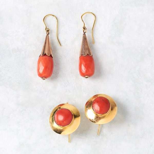 



PAIO DI ORECCHINI IN ORO GIALLO 18KT E CORALLO