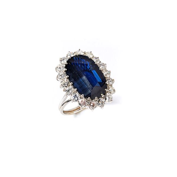 



ANELLO IN ORO BIANCO 18KT, DIAMANTI E ZAFFIRO