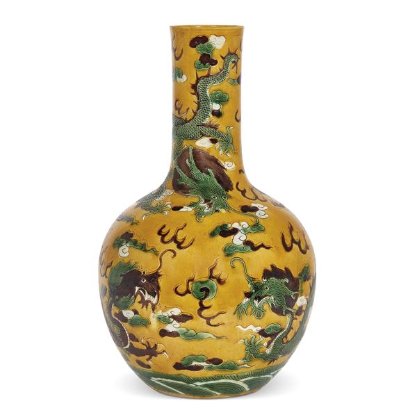 



Vaso, Cina, dinastia Qing, sec. XIX  - Asta Arredi, mobili e oggetti d'arte - Poggio Bracciolini Casa d'Aste