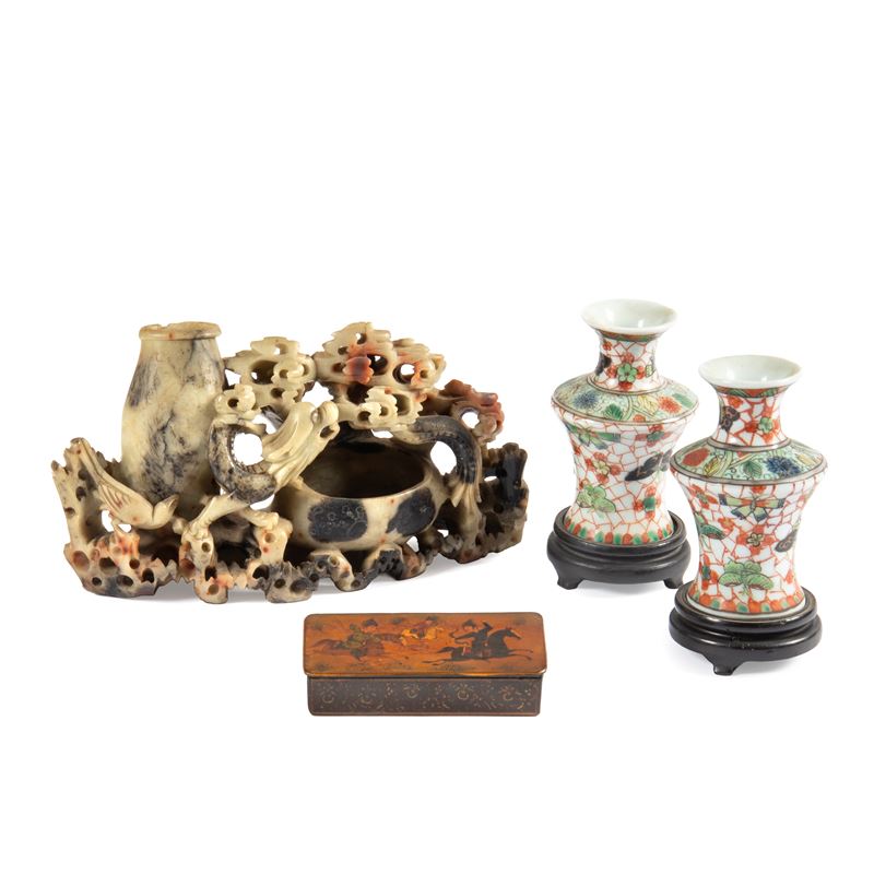 Arte orientale, Coppia di vasi in porcellana Wucai con decoro a fiori e farfalle, XIX–XX sec.