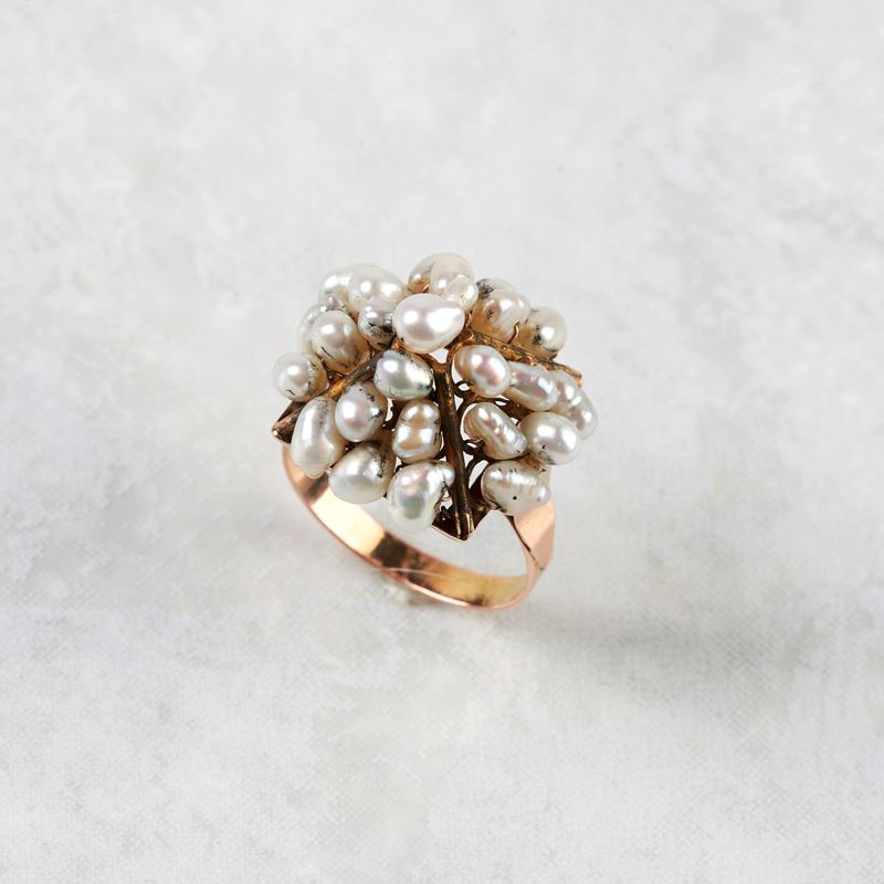 ANELLO IN ORO A BASSO TITOLO E PERLE