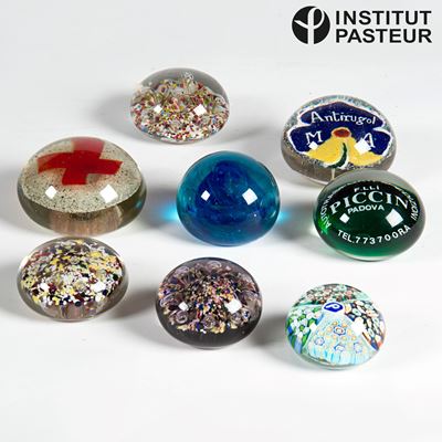 Otto presse papier, vetro a murrine con inclusioni, XX secolo