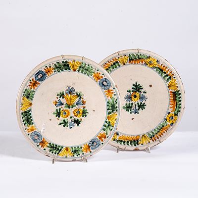 San Quirico, Due piatti in maiolica policroma, sec. XVIII