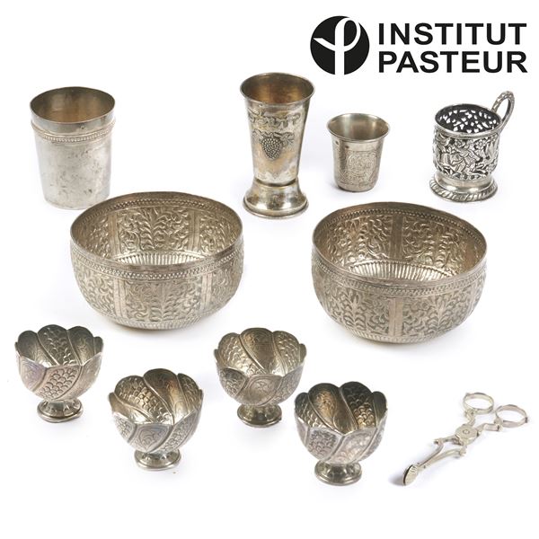 



TRE BICCHIERI, PORTATAZZE, QUATTRO PICCOLE COPPE, DUE CIOTOLE&nbsp; E PINZA  - Asta Gioielli, argenti, penne, numismatica e vintage - Poggio Bracciolini Casa d'Aste