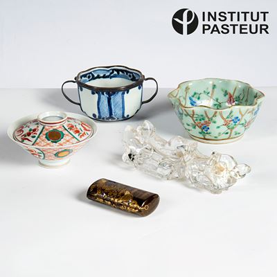 Arte orientale, Set di due vasetti, tazza e accessori, maiolica decorata e ceramica, inizi sec. X...
