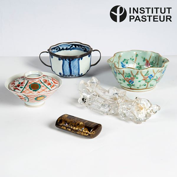 



Due vasetti ed una tazza, arte orientale, inizi sec. XX