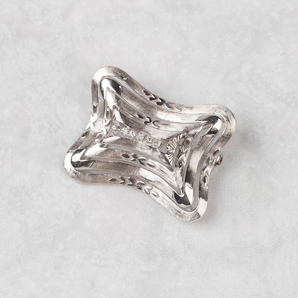 



SPILLA IN ORO BIANCO 18KT E DIAMANTI  - Asta Gioielli, argenti, orologi, cammei e miniature - Poggio Bracciolini Casa d'Aste