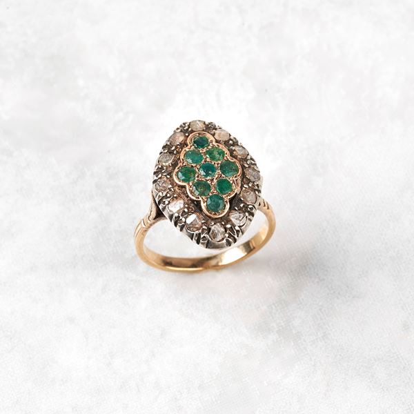 



ANELLO IN ORO GIALLO 18KT, ARGENTO, DIAMANTI E SMERALDI