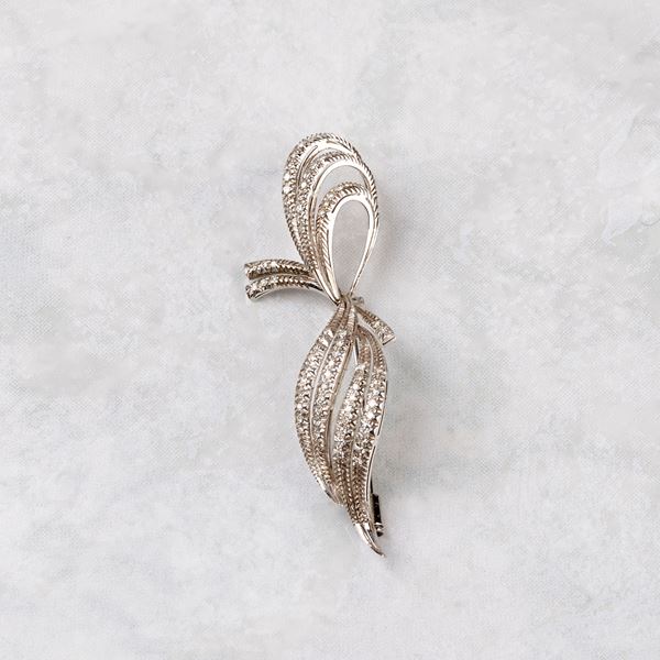 



SPILLA IN ORO BIANCO 18KT E DIAMANTI