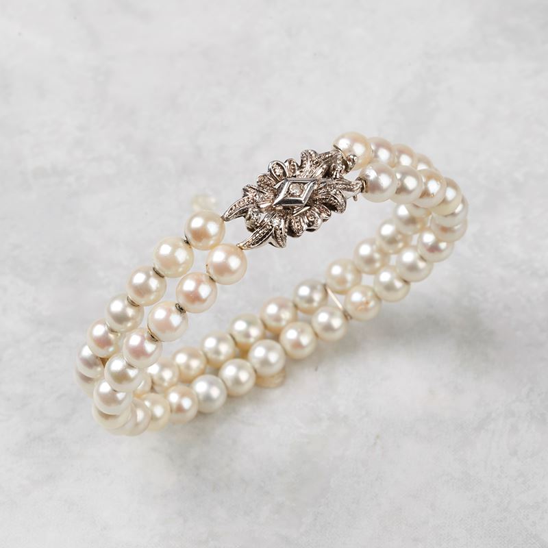 Bracciale Rigido con Perle e Fermatura in Oro Bianco 18kt e Diamanti