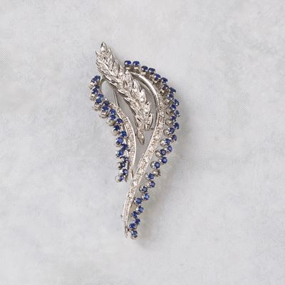 Spilla in Oro Bianco 18kt, Diamanti e Zaffiri