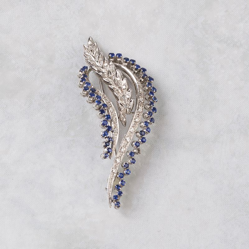 Spilla in Oro Bianco 18kt, Diamanti e Zaffiri