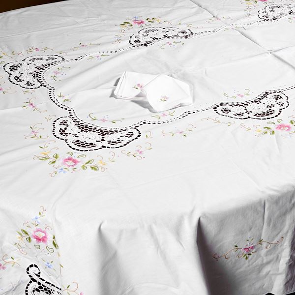 



Tovaglia, sec. XX  - Asta Eleganza a tavola: porcellane, argenti e complementi da arredo - Poggio Bracciolini Casa d'Aste