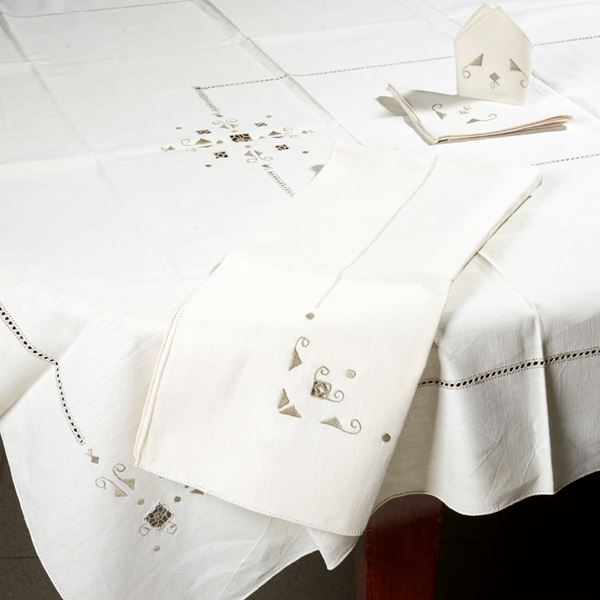 



Tovaglia e tovaglietta, sec. XX  - Asta Eleganza a tavola: porcellane, argenti e complementi da arredo - Poggio Bracciolini Casa d'Aste