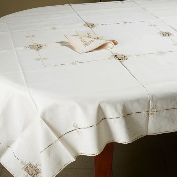 



Tovaglia, sec. XX  - Asta Eleganza a tavola: porcellane, argenti e complementi da arredo - Poggio Bracciolini Casa d'Aste