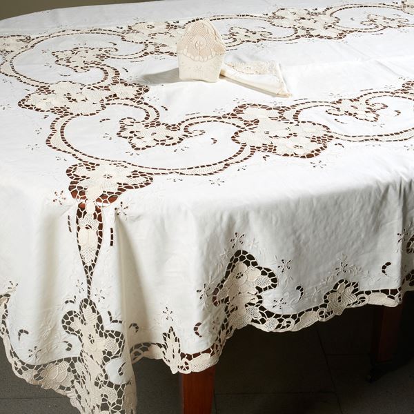 



Tovaglia, sec. XX  - Asta Eleganza a tavola: porcellane, argenti e complementi da arredo - Poggio Bracciolini Casa d'Aste
