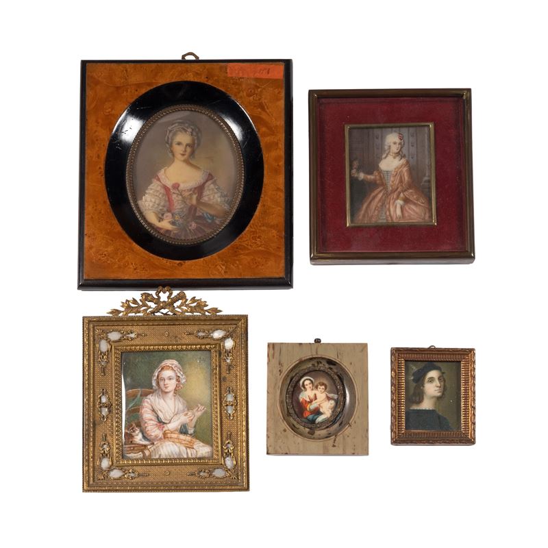 Miniatura di forma ovale, sec. XX - Dame con fiori in mano, cornice in metallo e legno, H12xL9 cm...