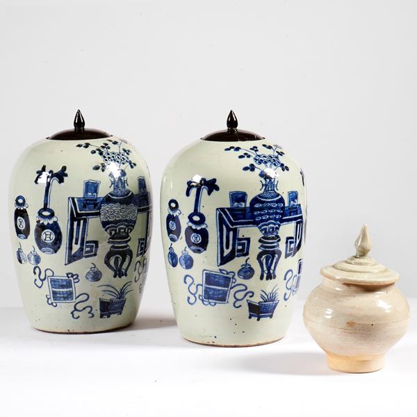 



Due vasi, Cina, dinastia Qing, sec. XX  - Asta ARREDI E MOBILI - Poggio Bracciolini Casa d'Aste