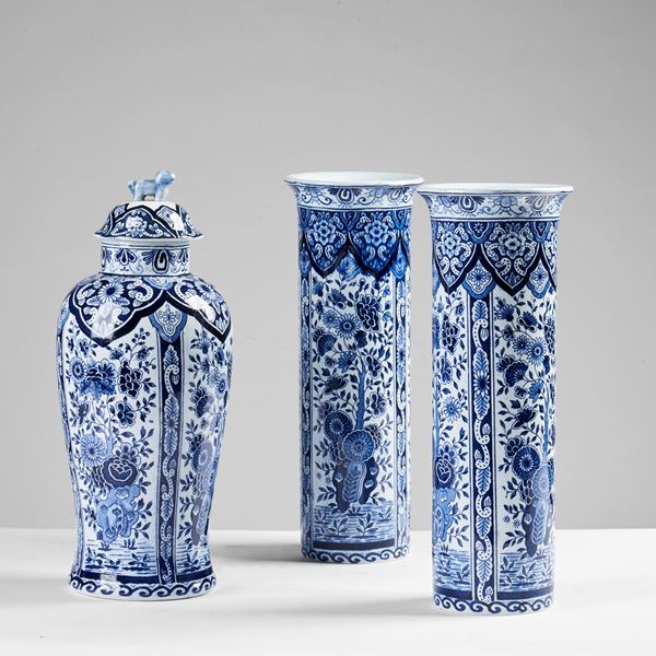 



Coppia di vasi e altro vaso, Delft, sec. XX