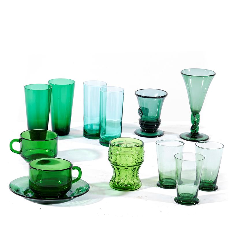 Quarantasei bicchieri di diversi modelli, sette tazze da t&egrave;, sei tazze da caff&egrave;, se...