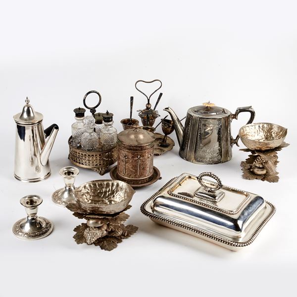 



LEGUMIERA, DUE TEIERE, PORTA AMPOLLE, DUE PICCOLI CANDELIERI, SEC.XX  - Asta Gioielli, argenti, orologi, cammei e miniature - Poggio Bracciolini Casa d'Aste