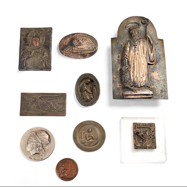 



Nove fra medaglie e placchette, secc. XIX-XX  - Asta Arredi, mobili ed oggetti d'arte - Poggio Bracciolini Casa d'Aste