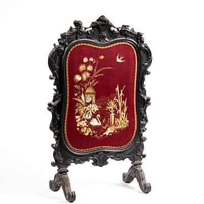 Parascintille, XIX secolo, legno laccato e intagliato con decorazione in stoffa