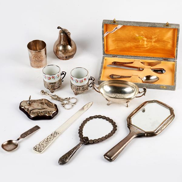 



LOTTO DI OGGETTI DEL SEC. XX  - Asta Gioielli, argenti, orologi, cammei e miniature - Poggio Bracciolini Casa d'Aste
