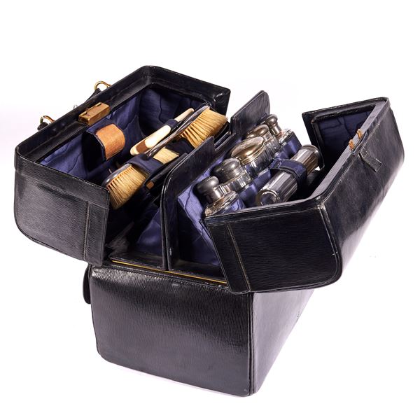



Necessaire da viaggio, inizi sec. XX  - Asta ARREDI E MOBILI - Poggio Bracciolini Casa d'Aste