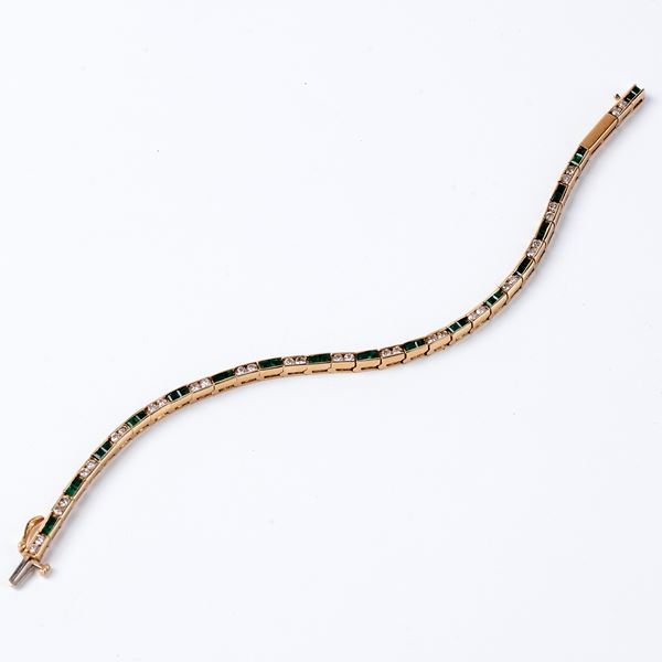 



BRACCIALE IN ORO A&nbsp; BASSO TITOLO, DIAMANTI E SMERALDI&nbsp; 